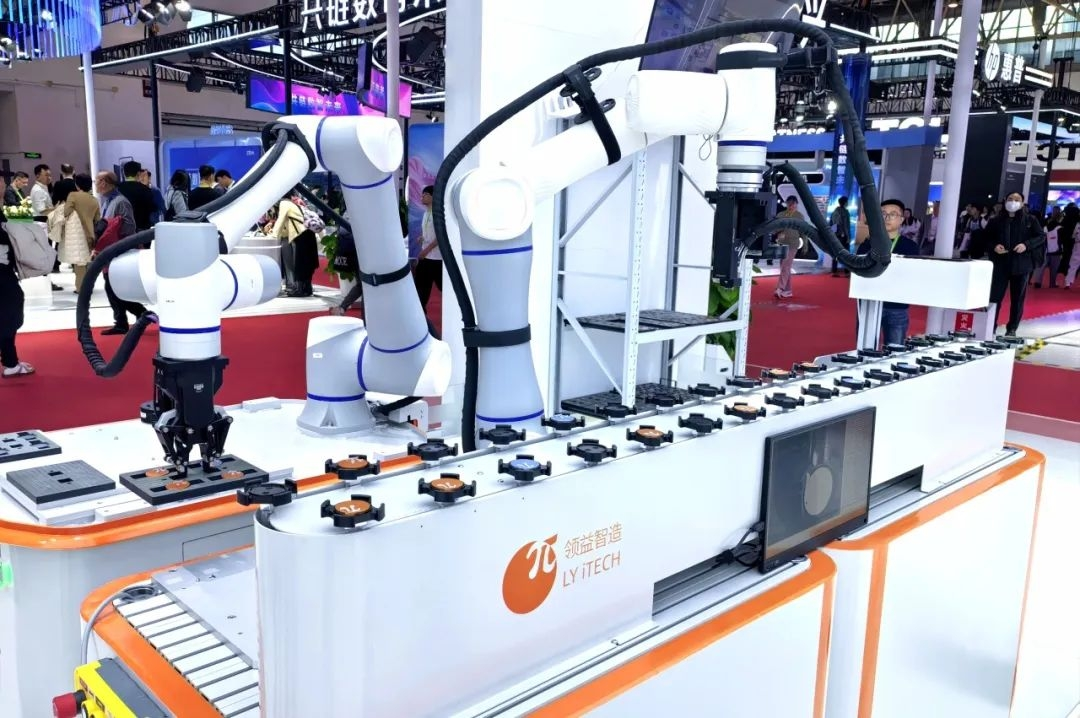 Lingyi iTech Builds Financial Shared Center Saving 40%+ Headcount with Helios